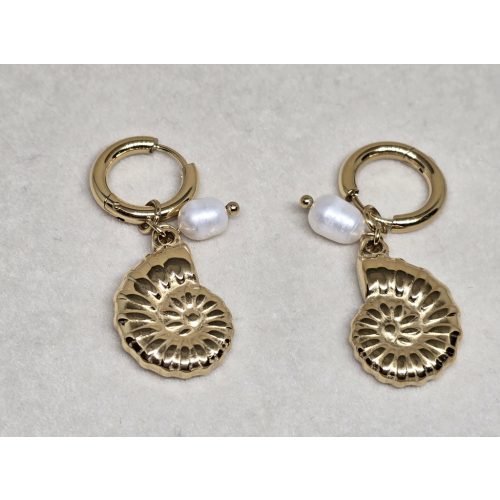 Tengerparti stílusú aranyszínű csigaház-gyöngyös fülbevaló