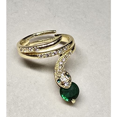 Állítható méretű aranyszínű kígyós gyűrű zöld kővel