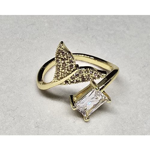 Állítható méretű aranyszínű delfinuszonyos gyűrű nagy téglalap kővel