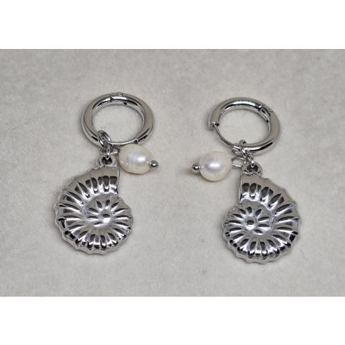 Tengerparti stílusú ezüstszínű csigaház-gyöngyös fülbevaló