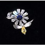 Ezüstszínű gyűrű, forgó kék közepű margaréta-méhecske mintával