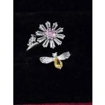 Ezüstszínű gyűrű, forgó rózsaszín közepű margaréta-méhecske mintával