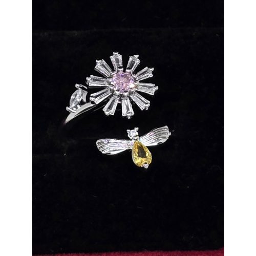 Ezüstszínű gyűrű, forgó rózsaszín közepű margaréta-méhecske mintával