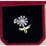 Ezüstszínű gyűrű, forgó rózsaszín közepű margaréta-méhecske mintával