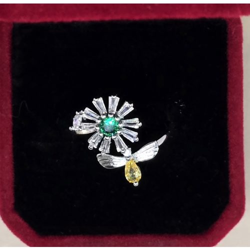 Ezüstszínű gyűrű, forgó zöld közepű margaréta-méhecske mintával