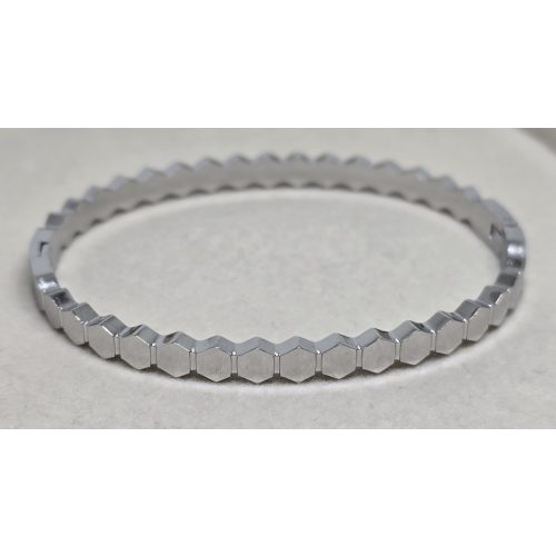 Ezüstszínű karperec hatszög mintával