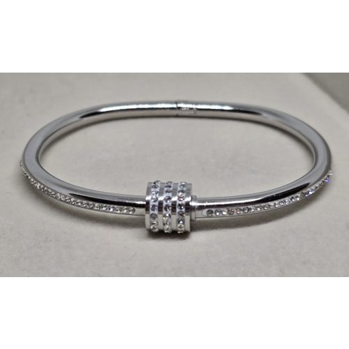 Ezüstszínű karperec köves csavarmintával