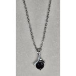 Ezüstszínű nyaklánc, központi fekete köves szalaghullám medállal