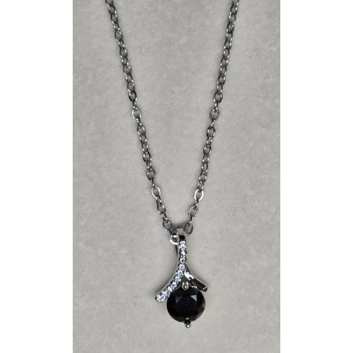 Ezüstszínű nyaklánc, központi fekete köves szalaghullám medállal