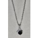 Ezüstszínű nyaklánc, központi fekete köves szalaghullám medállal