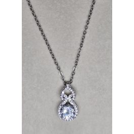 Ezüstszínű nyaklánc, körte formájú medállal 