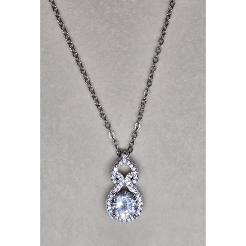 Ezüstszínű nyaklánc, körte formájú medállal 