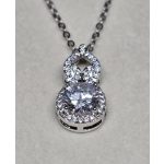 Ezüstszínű nyaklánc, körte formájú medállal 