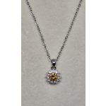 Ezüstszínű nyaklánc, virágmintás medállal, aranyszínű kővel