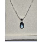 Ezüstszínű nyaklánc, zöld cseppköves medállal