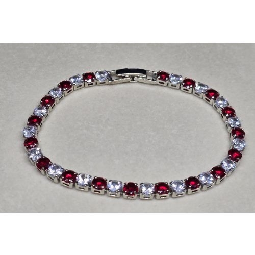 Ezüstszínű teniszkarkötő, piros-áttetsző kövekkel