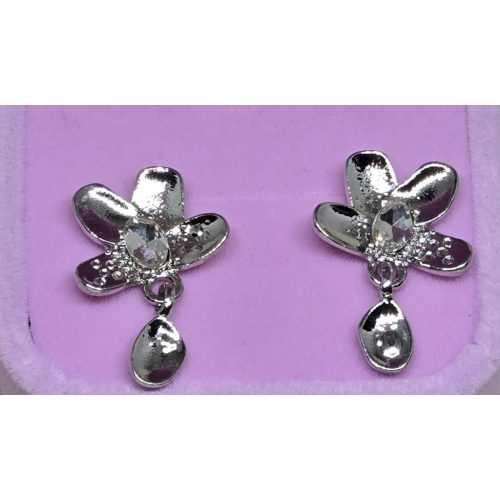 Négy és egy lógó szirmú, ezüstszínű virág fülbevaló