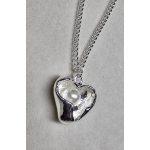 Niche stílusú gyöngyös nyaklánc ezüstszínű, szívalakú gyöngymedállal