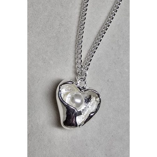 Niche stílusú gyöngyös nyaklánc ezüstszínű, szívalakú gyöngymedállal