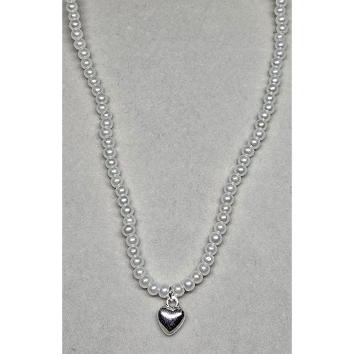 Niche stílusú fehér gyöngynyaklánc ezüst szívecskével