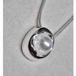 Niche stílusú gyöngyös nyaklánc ezüstszínű, ovális gyöngymedállal