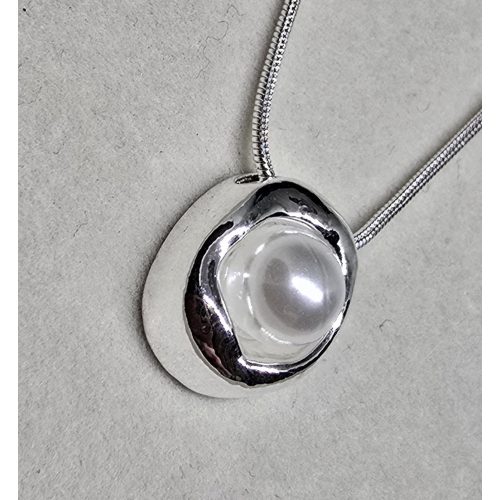 Niche stílusú gyöngyös nyaklánc ezüstszínű, ovális gyöngymedállal