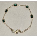 Szettbe rendezhető aranyszínű karkötő, zöld téglalap kövekkel